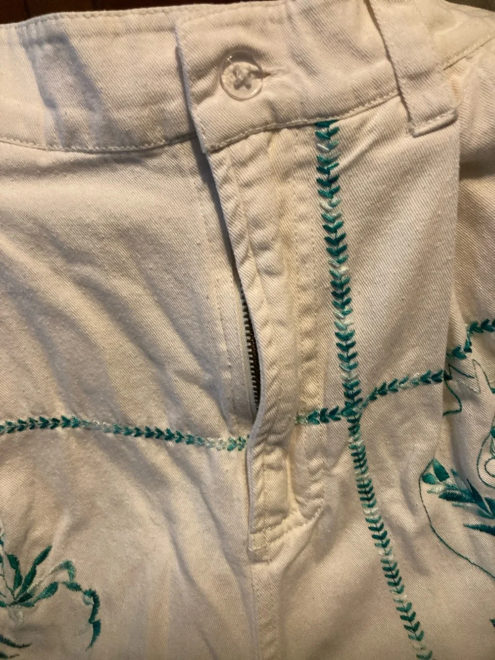 Urban Outfitters Cream Capris with Teal Graphic Print - Picture 6 of 11
